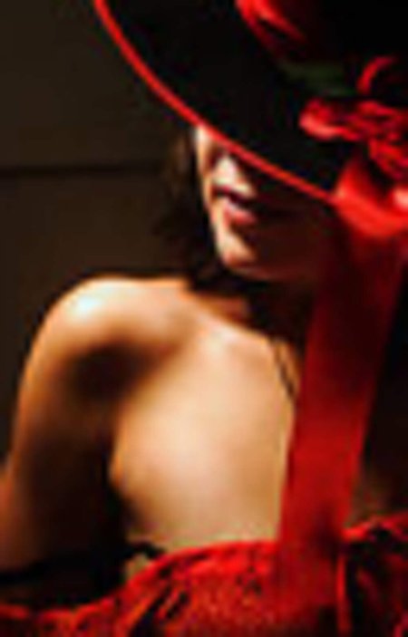 Девушка в Красном платье и шляпе