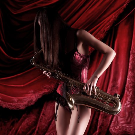 Девушка саксофонистка