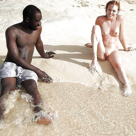 Голые белые женщины с неграми на пляже