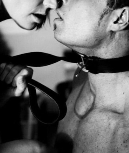 Ремень на шее у парня