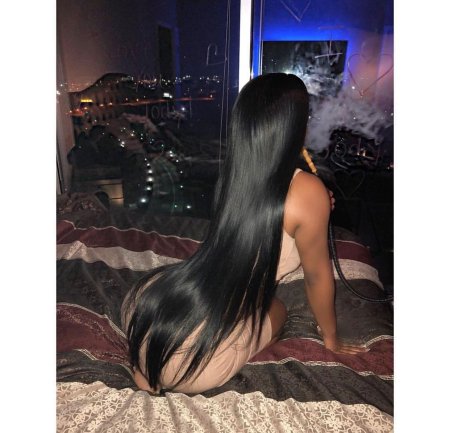 Брюнетка с длинными волосами ню