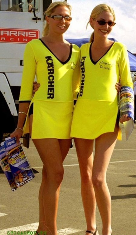 Промоутеры в купальниках