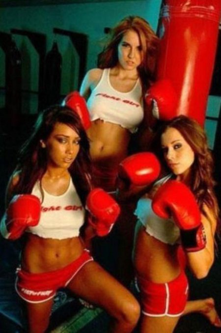 Секси девушка в боксерских перчатках