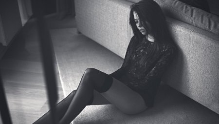 Красивая девушка в черном платье