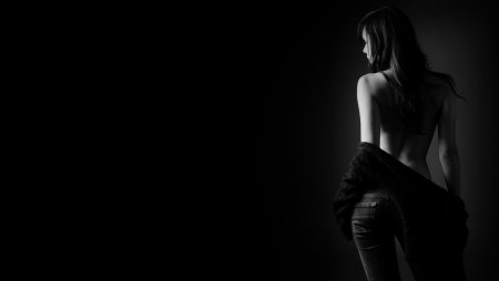 Красивые девушки на темном фоне