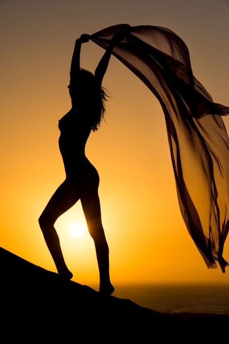 Фигура девушки на закате