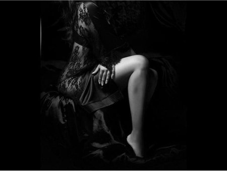 Девушка в черном кружевном платье