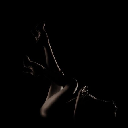 Красивая девушка в темноте