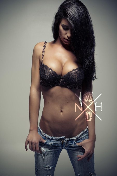 Красивые полуобнаженные девушки