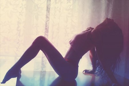 Брюнетка со спины