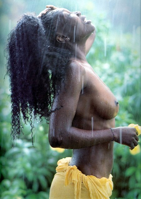 Девушки на природе под ливнем дождя эротические