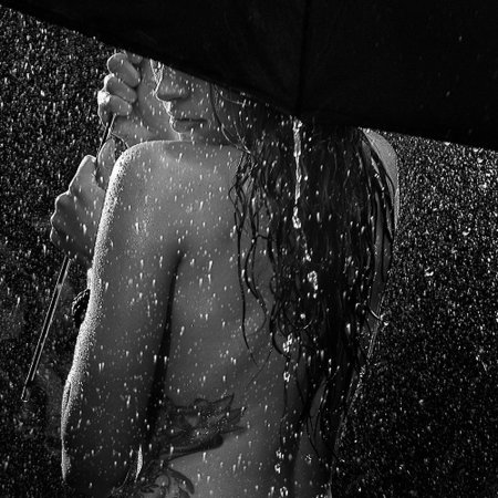 Голые женщины под дождем