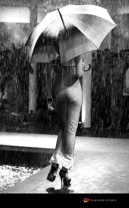 Художественное ню с зонтом