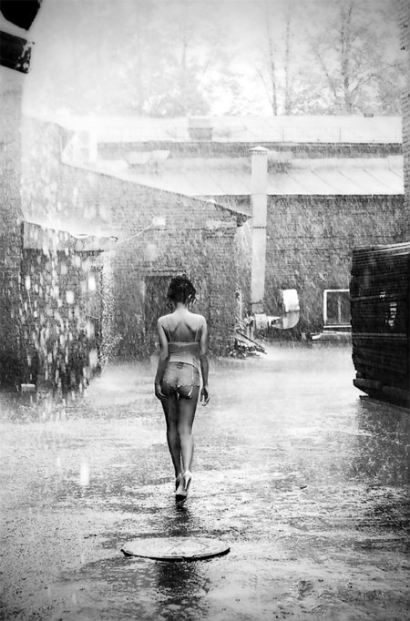 Голая на улице под дождем