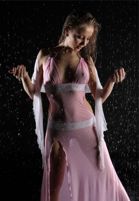 В платье под дождем эро