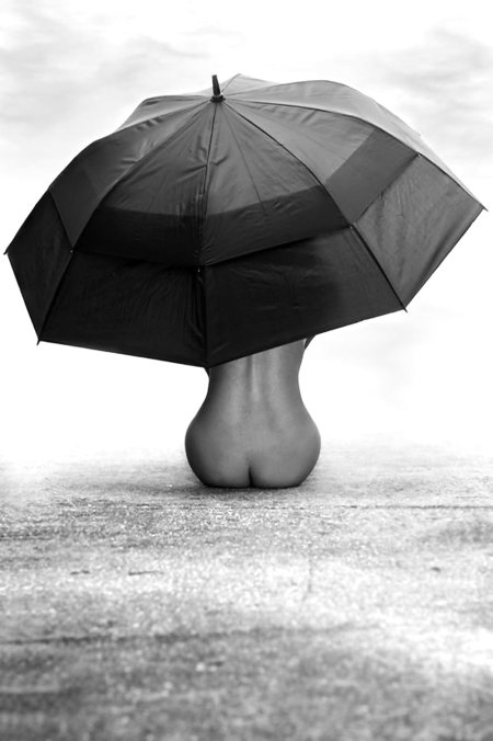 Эротическая фотосессия с зонтом