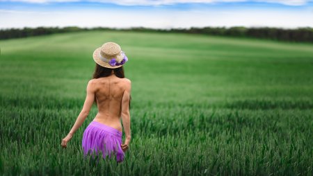 Топлесс в поле