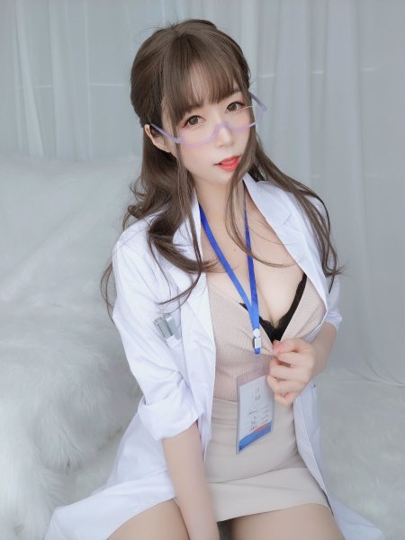 Азиатские девушки у врача