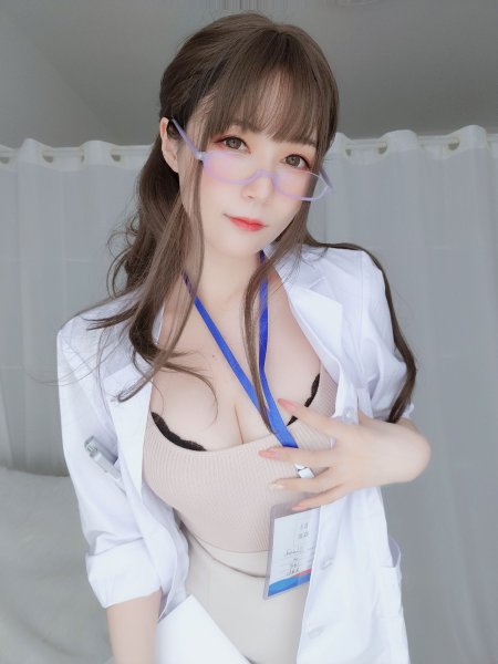 Японская девушка врач