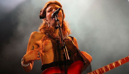 Рок вокалистка на сцене показала сиськи