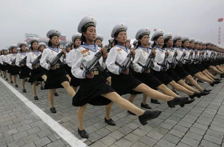 Парад Северной Кореи женщины маршируют