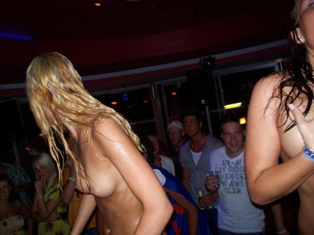 Девушка разделась в ночном клубе