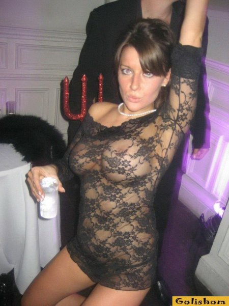 Жена в эротическом платье