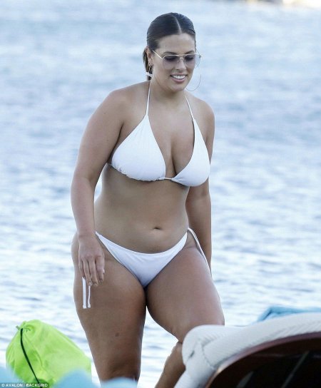 Эшли Грэм на пляже