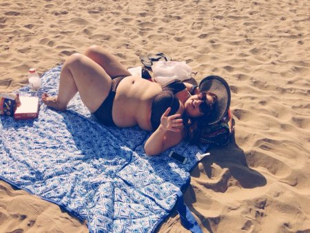 Елена Ваенга в купальнике на пляже