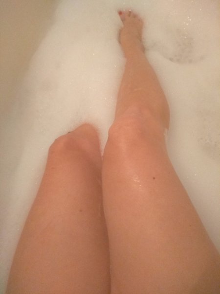 Женские ноги в ванне