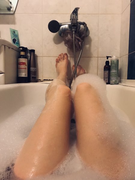 Женские ножки в ванной