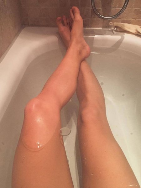 Ножки в ванной