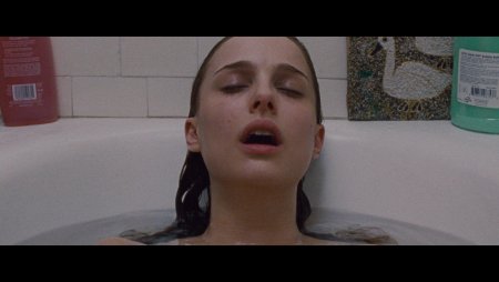 Натали Портман в ванной
