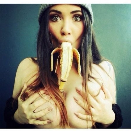 Фото девушки с бананом