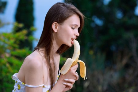 Девушка с бананом