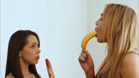 Девушка с бананом во рту