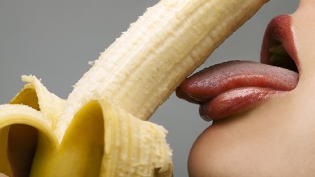 Губы и банан