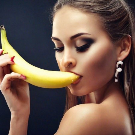 Девушка с бананом