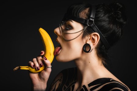 Девушка с бананом