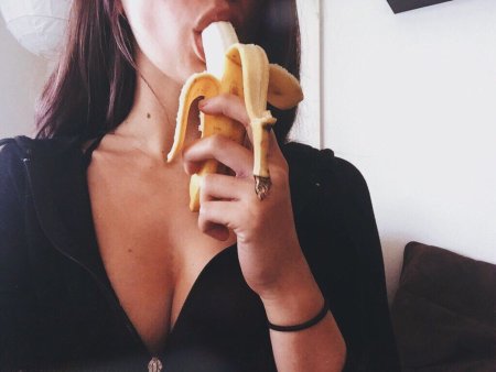 Левушкк с бананом во рту