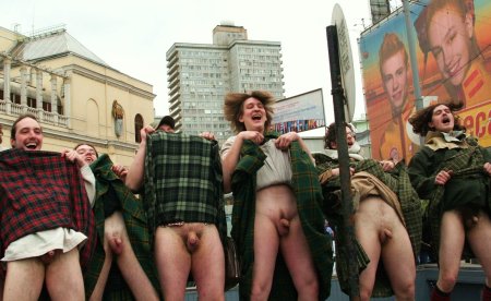 Парень в килте без трусов