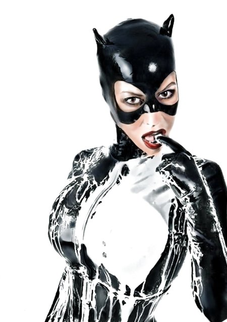 Бьянка Боушам в образе женщины кошки