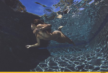 Подводная фотосессия ню