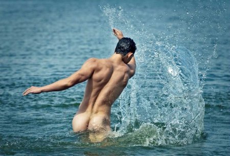 Красивые голые парни на море