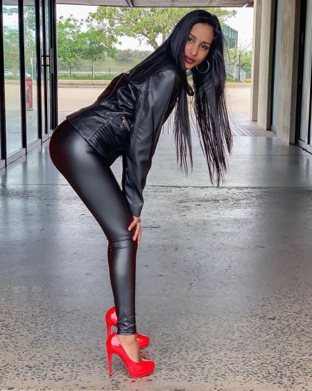 Анастасия Решетова в кожаных леггинсах