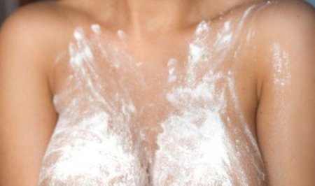 Женская грудь в муке