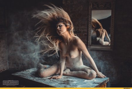 Эротическая фотосессия с мукой