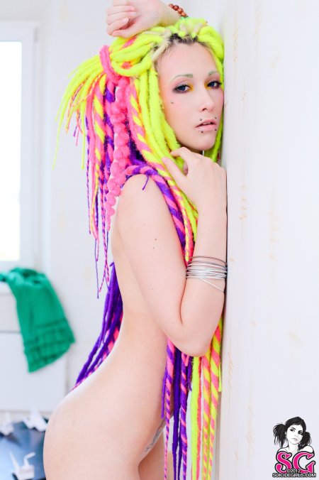 Голые девки с разноцветными волосами