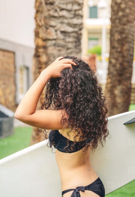 Кудрявая девушка в купальнике