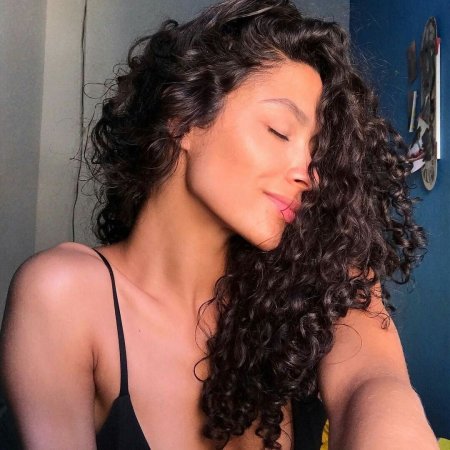 Кудрявые волосы у девушек